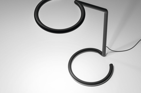 Ein außerirdisches Zeichen? Das Funktionieren der minimalistischen Arbeitsleuchte aus der Serie Vine Light muss erst einmal erschlossen werden.<br />