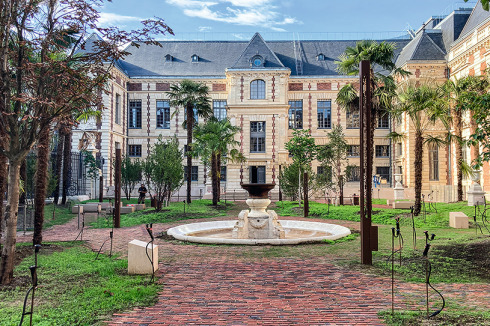 Der neu angelegte Garten, in der Zwischenzeit schon üppiger bestückt als auf den Bilderm, mit Blick auf das Hôtel de Tubeuf ...<br />
