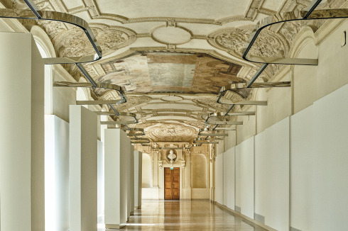 Die Galerie Mansart im Erdgeschoss mit bleibenden und veränderbaren Ausstellungsmodulen.<br />
