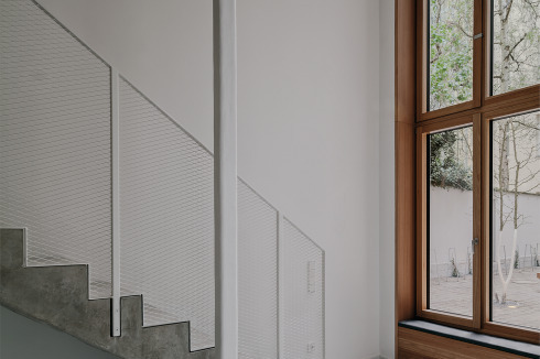 Um den Erdgeschosswohnungen Großzügigkeit zu verleihen, ist das obere Geschoss im Eingangsbereich als Galerie ausgebildet. Ein Viertel aller Wohnungen sind Maisonettes. <br />