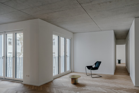 Entlang der westlichen Brandwand sind die Wohnungen nur sechs Meter tief. Die Bäder sind innenliegend; die Verkehrsfläche ist so gering wie möglich gehalten. Alle Einheiten wurden mit einem Balkon oder einer Terrasse ausgestattet.<br />