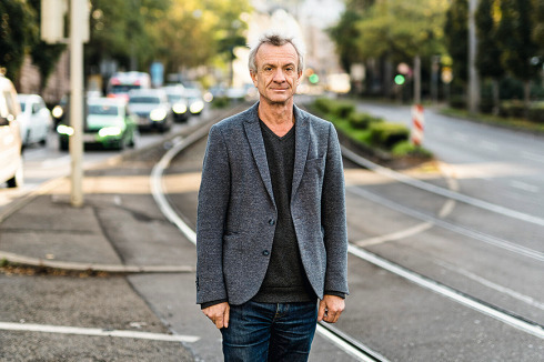 <strong>Andreas Hofer</strong> ist seit Anfang 2018 Intendant und Geschäftsführer der IBA’27. Er studierte Architektur an der ETH Zürich und war dort Partner im Büro Archipel. Als Architekt engagierte er sich für den genossenschaftlichen Wohnungsbau bei der Verbandsarbeit und als Berater.<br />