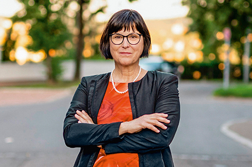 <strong>Karin Lang</strong> ist seit Frühjahr 2020 Kaufmännische Geschäftsführerin der IBA’27. Sie studierte Architektur in München, leitete mehrere Jahre lang den Verlag Ernst &amp; Sohn und war zuletzt Geschäftsführerin der Detail Business Information GmbH in München.<br />