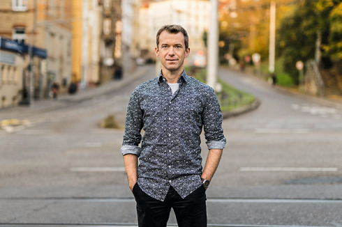 <strong>Tobias Schiller</strong> leitet seit 2018 die Kommunikation und ist Pressesprecher der IBA’27. Bei der Wirtschaftsförderung Region Stuttgart GmbH (WRS) hat er bereits die Kommunikation des vorbereitenden Plattform-Prozesses zur IBA’27 gestaltet.<br />