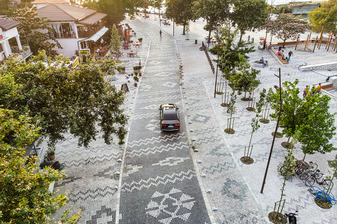 Nahtlos verbindet der neue Belag Stadt und See.<br />