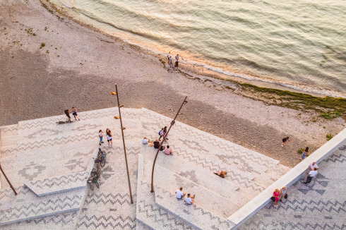 Uferpromenade in Shiroka an der albanischen Küste des Shkodra-Sees.<br />