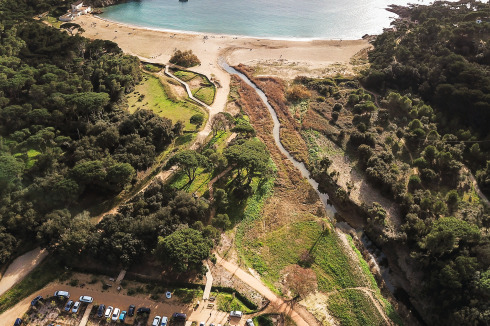 Startpunkt des insgesamt 43 Kilometer langen Küstenwanderwegs „Camí de Ronda“ ist der Strand von Castell. Hier wurde zum Beispiel der Parkplatz ein Stück ins Hinterland zurückverlegt.<br />