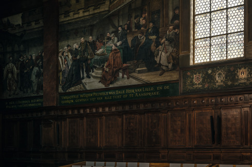 Der Schwurgerichtssaal wurde großteils mit schlichter Bestuhlung versehen. Die Wandbilder wurden restauriert und die Butzenfenster instandgesetzt.<br />