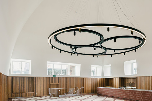 Heute enthält es einen nicht-öffentlichen Versammlungsraum und eine Kantine.<br />