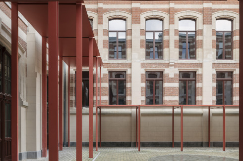 Bei der Sanierung des eklektischen Gerichtsgebäudes konzentrierten sich HUB, Origin und Bureau bowtechniek auf die Vision des noch zur Bauzeit, 1871, verstorbenen Entwurfsverfassers. Ihre Ergänzungen, etwa eine Pergola im Innenhof, sind leichtfüßig.<br />