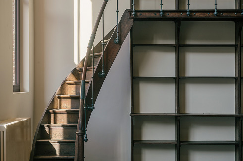 Der alte Bibliothekssaal wurde samt seiner schlanken, gusseisernen Wendeltreppe zur Galerie erhalten.<br />