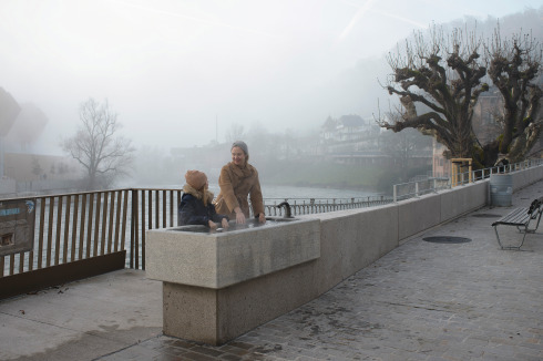 Die steinernen Wasserbecken stehen beidseits des Flusses, der von Zürich aus durch Baden fließt und später in die Aare mündet.<br />