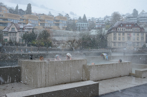 Ins Flussbett der Limmat sprudelt aus 18 Quellen 47 Grad warmes Wasser.<br />