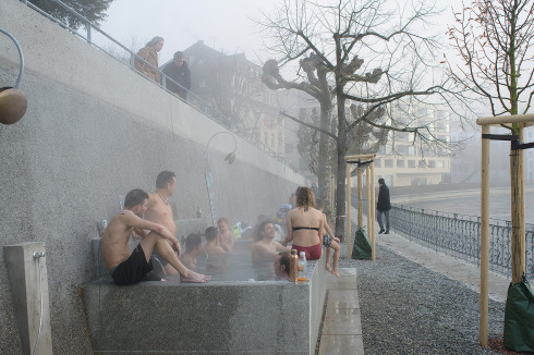 Die Brunnen sind lediglich mit Garderobenhaken, einem Schlauch mit kaltem Wasser und auf Ennet­badener Seite mit Toilette ausgestattet.<br />