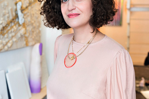 <strong>Aleksandra Wasilkowska</strong> ist Architektin und arbeitet an der Schnittstelle von Architektur, Stadtplanung, Kunst und Bühnenbild. Schwerpunkte ihres Architekturbüros in Warschau sind öffentliche Gebäude, Landschaft und die Revitalisierung von Bazaren. Wasilkowska verfasste die Bücher Shadow Architecture und The City is the City. Ihre Installationen wurde auf der Architekturbiennale in Venedig, im Guggenheim Museum New York und Seoul Art Center ausgestellt.<br />