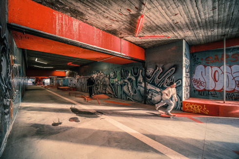 Die Spiegel an der Wand links wurden leider schon Tage nach der Eröffnung mit Grafitti übersprüht.<br />