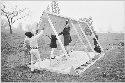 Resurrection City, Washington, DC, 1968<br />Der Architekt John Wiebenson mit einer Gruppe Helfender beim Probeaufbau von einem der 650 A-Frame-Häuser<br />