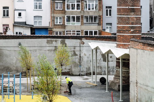 Blick von Dachterrasse der Kinderkrippe in den neugestalteten Hof.<br />
