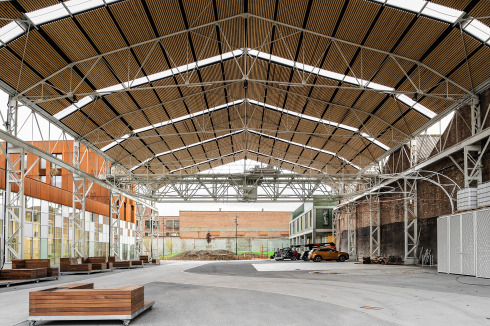 Vom Altautolager zum Veranstaltungsort mit Flirt­potenzial - die Grande Halle am Quai de l’Industrie wurde von allen Einbauten frei­geräumt, um einen Möglichkeitsraum zu schaffen.<br />