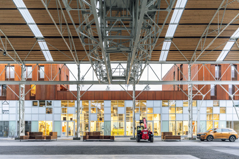 Entlang der Großen Halle entstand ein Neubau mit Ateliers und Wohnungen – ein gutes Beispiel dafür, wie eine öffentliche Inves­tition private Baumaßnahmen anstößt, damit sich ein Quartier verändert.<br />