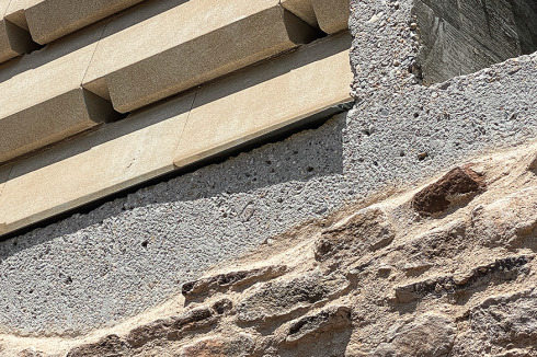 Ein Betonband trennt rui­nösen Baukörper und neue Hülle.<br />