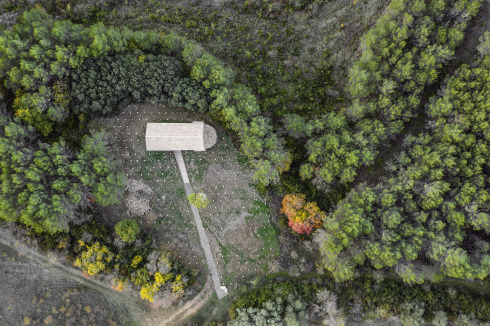 Mit der Ergänzung des fragilen romanischen Kapellensockels stellen Sebastián Arquitectos  die bauzeit­liche Kubatur der Kapelle wieder her.<br />