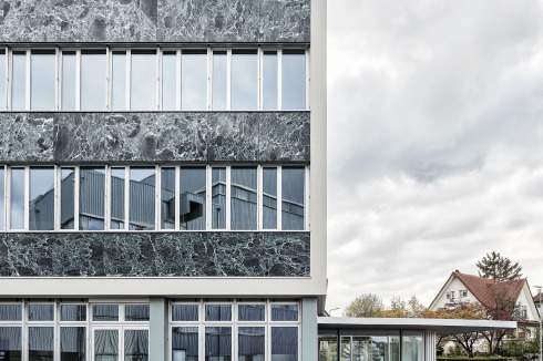 Die Fassade wurde auf der Innenseite gedämmt. Die neuen Aluminiumfenster zeigen die gleiche Ansichtsbreite wie die alten. Der Marmor der Brüstungsbänder wurde im selben Steinbruch gewonnen wie zur Bauzeit.<br />