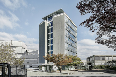 Das in der Jugend- und Erwachsenenbildung tätige „Lernwerk“ hat im Hochhaus Büros und Schulungsräume untergebracht, Werkstätten fanden in einer benachbarten Halle Platz.<br />
