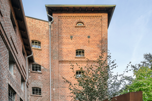 An der Haller Straße erhebt sich die Urbrennerei mit dem Turm der Mälzerei zu städtischer Größe.<br />