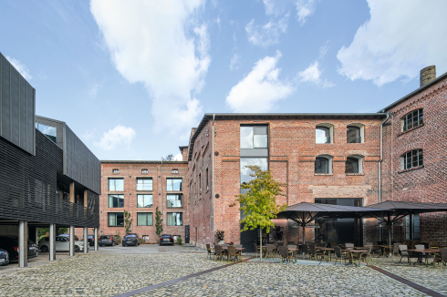 An den Rändern des Areals boten nicht erhaltenswerte Schuppen und Stallungen Platz für neue Gebäude und ergänzende Nutzungen, wie etwa eine Reihenhauszeile, links im Bild. <br />