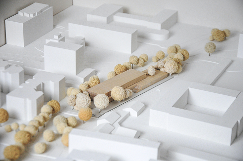 <strong>2. Preis</strong> Raum Z Architekten setzen neben Lehm auf wiederverwendetes Holz, das an der Fassade in Art und Farbe varriiert. Die Kita ist auf zwei Ebenen ver­teilt und liegt gegenüber des Jugendzentrums am gemeinsamen Foyer.<br />