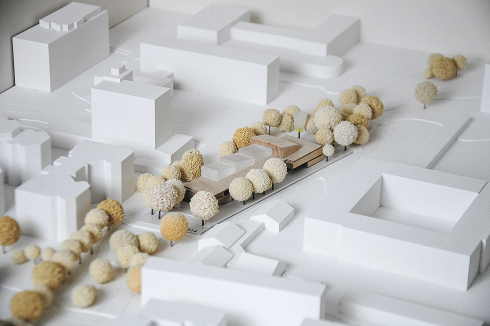 <strong>3. Preis</strong> Heimspielarchitekten Matzken Kampherbeek schaffen durch variierende Raumhöhe sowohl in Kita als auch Jugendhaus Sichtbezüge. Die Kubatur des Hauses kreiert Vorplätze und gute Adressbildung.<br />