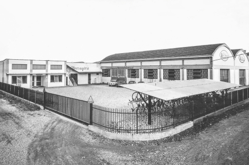 Der Urzustand des Firmengeländes in den 60er Jahren. Später wurde eine kürzere dritte Halle angebaut sowie ein Bürotrakt.<br />