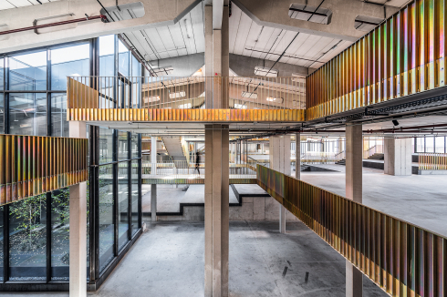Die ehedem allseitig ein­gebaute Halle 2 im Osten des Komplexes hat eine Fassade gewonnen, ...<br />