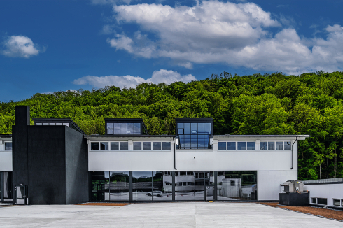 Auch Halle 4 hat zum neuen Parkdeck eine zusätzliche Fassade gewonnen, öffnet sich nach Süden aber über große Glasflächen in die Natur.<br />