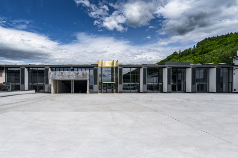 ... indem die angrenzende Halle in der Höhe um ein Geschoss gekürzt wurde und nun als Parkdeck dient.<br />