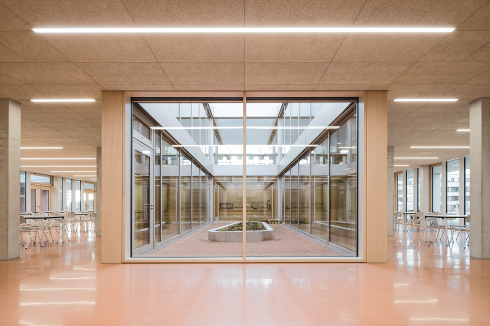 Der Schulneubau bildet am Quartiersplatz in der Lincoln Siedlung die fehlende Raumkante. Verschiedene Räumlichkeiten in der Schule können auch von den Bewohnern des Stadtteils genutzt werden.<br />