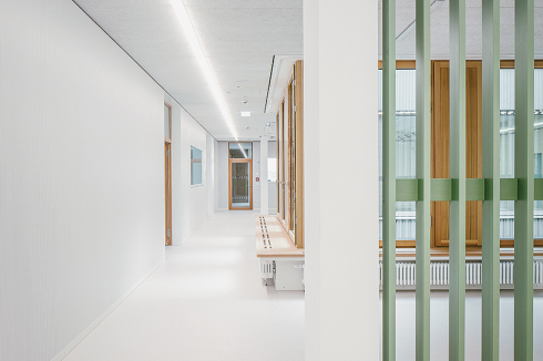 Im Untergeschoss befinden sich die Parkplätze für die Lehrkräfte; hinter dem Speisesaal liegt die Wohnung des Hausmeisters.<br />