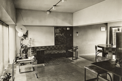 Jiří Kroha, Ohne Titel (Wohninterieur mit Stühlen und Leuchte), Haus Kroha, Brünn, ca. 1931, Arkudes Foundation.<br />