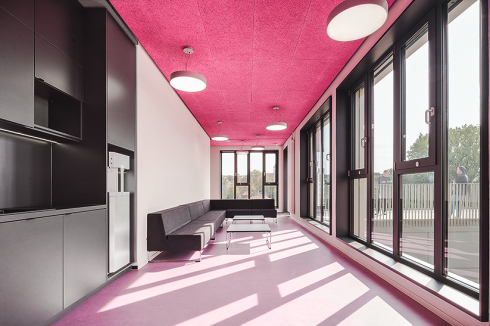 Vom Aufenthaltsraum des Oberstufengeschosses in Rosa gibt es einen direkten Zugang ...<br />