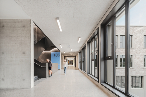 Farbe nur zur Orientierung: Grau dominiert die Verkehrsbereiche. Das Schulbau-erfahrene Architektenteam plante den Komplex auf Dauerhaftigkeit und setzt auf die Robustheit von Sichtbeton. <br />