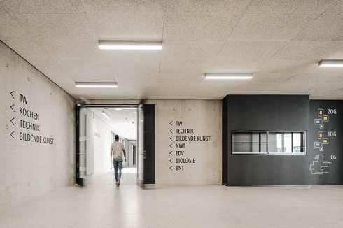Einschnitte, Lichthöfe und Gebäudeversprünge geben der Oscar-Paret-Schule eine gestalterisch starke Identität und die Silhouette einer Stadt. <br />