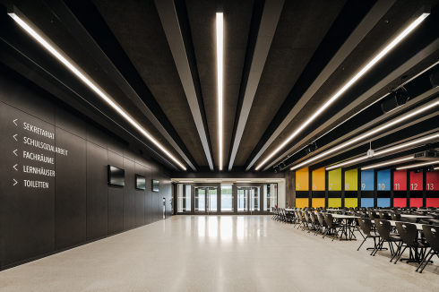 In der angrenzenden Aula deutet sich die Organisation der Schule über vier Farben bereits an.<br />