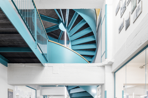 Die Wendeltreppe im 1. OG, hinter dem Fensterdas Schaudepot des Stadtmuseums NORDICO<br />