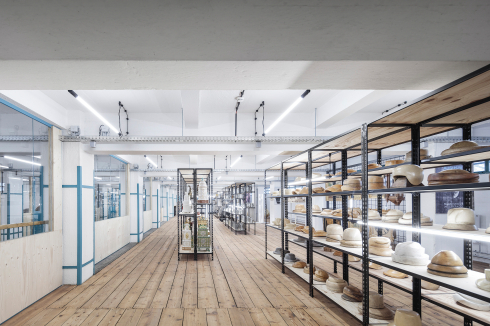 Gebäude der klassischen Moderne für die Gegenwart tauglich zu machen, fordert so viel Feingefühl wie die Kombination alter Hüte zu neuen Styles. Das Schaudepot des Linzer Stadtmuseums in der Tabakfabrik.<br />