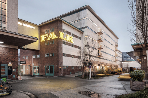 Das ArtMagazin „FALK“ im ehemaligen Pfeifentabak­lager befindet sich an der früheren Zufahrt für die Belieferung per Schiene. Ein als Terrassenelement vorgeschobenes Chassis soll an diese Logistik erinnern.<br />