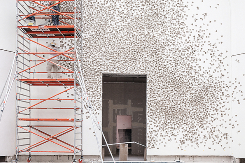... um die Installation „Untiefen“ in der Kuppelhalle zu voll­enden.<br />