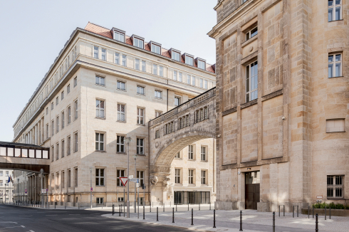 Berliner „Seufzerbrücken“ und Haus 1 des Bundesministeriums für Gesundheit und Familie an der Ecke Mauerstraße/Französische Straße<br />