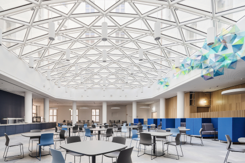 Heike Weber und Walter Eul schufen in der neuen Cafeteria eine Installation aus 600 Prismen aus Polycarbonat, die in Hinterglasmanier koloriert sind.<br />