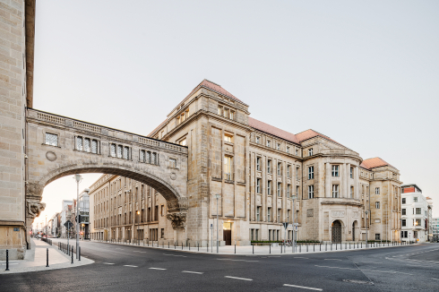 Haus 2 des Ministerienkomplexes bietet im Trakt an der Mauerstraße ein Konferenzzentrum, das auch <br />von anderen Ministerien genutzt werden kann.<br />